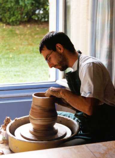 Voila! c'est moi-meme qui tourne un pot en terre mélées