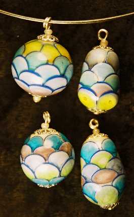 Perle N10: a et b en haut, c et d en bas.(Montage en pendentif)