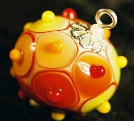 Perle N8 (rouge,jaune,orange)-(ici avec montage en pendentif)