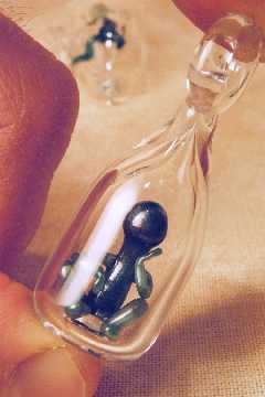 Votre prisonnier...dans une bouteille...autour du coup !)